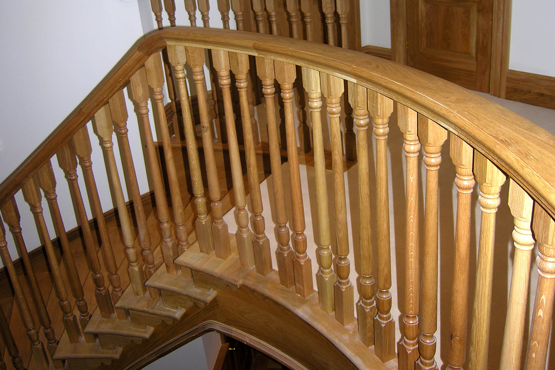 балюстрада деревянной лестницы
